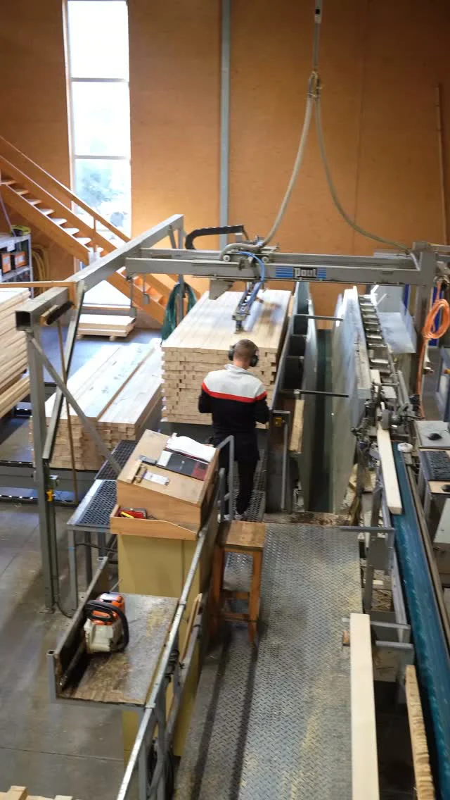 DIE SUBSTANZ UNSERER ARBEIT

Holz ist ein lebendiger Werkstoff, der in jedem Produktionsschritt volles Feingefühl und absolute Konzentration erfordert. 

Unsere Mitarbeiter kennen das Material in- und auswendig und sorgen täglich dafür, dass aus jedem Rohling ein echtes Qualitätsprodukt entsteht.

Es ist das Zusammenspiel aus handwerklichem Geschick und moderner Technik, das unsere tägliche Arbeit in der Produktion antreibt.

#SägewerkEchtle #Produktion #Weißtanne #Handwerk #Nordach