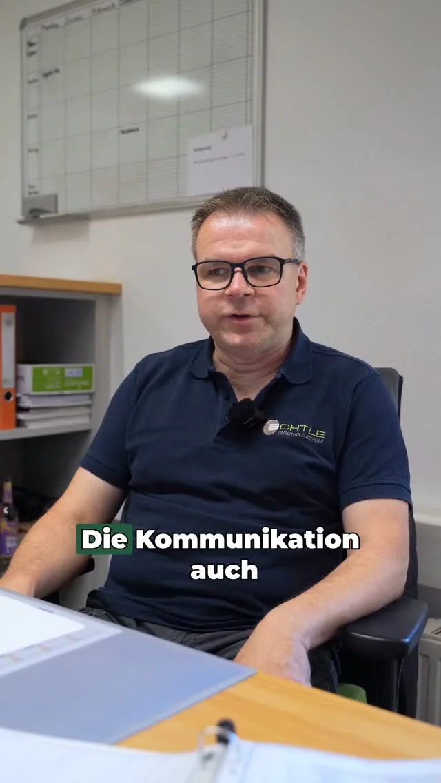 FLACHE HIERARCHIEN, STARKER ZUSAMMENHALT

Im Vertrieb sitzen wir uns direkt gegenüber.

Getrennt nur durch zwei Bildschirme, aber verbunden durch eine offene und ehrliche Kommunikation. Wenn jemand Hilfe braucht, ist der andere sofort da. 

Genau diese flachen Hierarchien und das hervorragende Betriebsklima zeichnen uns aus. 

Wir pflegen untereinander ein super, zwischenmenschliches Verhältnis und diese positive Energie geben wir jeden Tag direkt an unsere Kunden weiter.

#SägewerkEchtle #Weißtanne #Nordach#Team #Vertriebsalltag