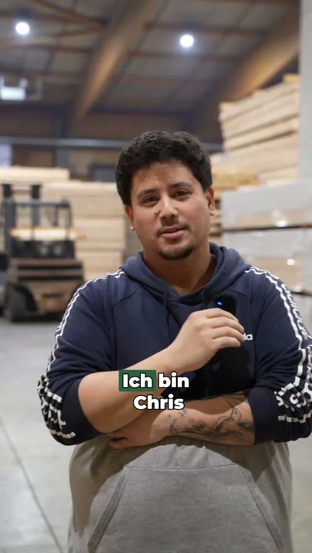 NEUE WEGE IM HANDWERK

Vom Beton zum Naturwerkstoff.
Chris hat den Schritt gewagt und den Weg aus einer anderen Handwerksbranche zu uns ins Sägewerk gefunden. 

Auf Empfehlung aus dem Freundeskreis wurde er auf uns aufmerksam und wollte die Arbeit mit dem Werkstoff Holz hautnah kennenlernen. 

Ein Quereinstieg, der zeigt: Wer Lust auf echtes Handwerk hat, findet bei uns immer eine neue Heimat!

#SägewerkEchtle #Weißtanne #Nordrach #Quereinstieg #Holzhandwerk