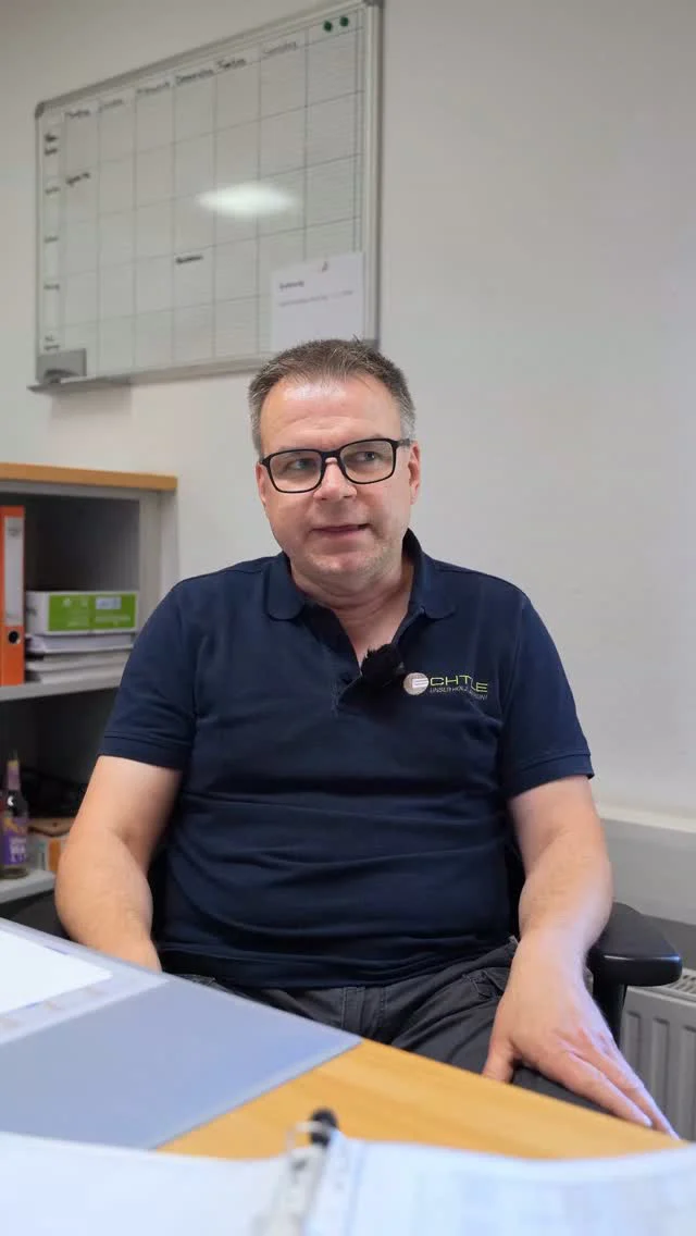 ANTWORTEN OHNE WARTEZEIT

Was macht einen verlässlichen Service aus? 

Für Heiko bedeutet das: Erreichbar sein, sobald der Kunde Unterstützung braucht, egal ob per Mail oder am Telefon.

Kurze Durchlaufzeiten, eine anspruchsvolle Sortierung und die Nutzung von erstklassigem Rohstoff sind bei uns Standard. 

Durch diese tiefe Wertschöpfung garantieren wir Produkte, auf deren Qualität man sich zu einhundert Prozent verlassen kann.

#SägewerkEchtle #Weißtanne #Nordrach #Kundenservice #Wertschöpfung