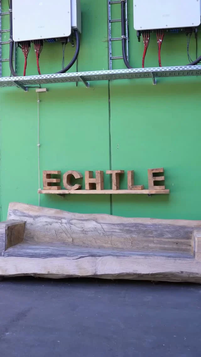 EDLE PRODUKTE AUS DEM SCHWARZWALD

Nordrach liegt vielleicht nicht am Nabel der Welt, aber genau dort, wo unser Rohstoff wächst.

Mitten im Herzen des Schwarzwalds. 
Durch nachhaltige Wertschöpfung und präzise Weiterverarbeitung machen wir aus heimischem Holz einen modernen, edlen und zukunftsfähigen Baustoff.

#SägewerkEchtle #Weißtanne #Nordrach #Schwarzwald #Holzverarbeitung